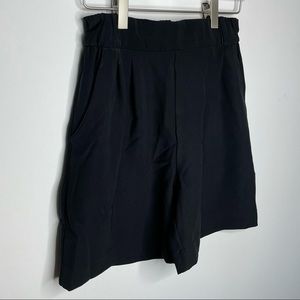 Lululemon Women’s Noir Short 5.5" Black size 4